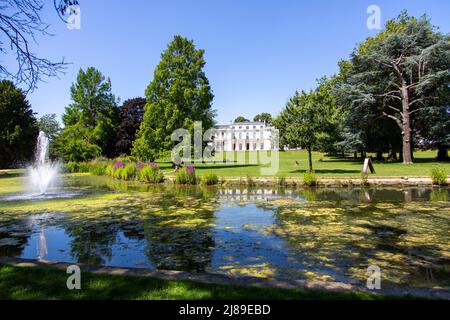 Soleggiata giornata estiva sul lago a Gunnersbury Park, Londra Foto Stock