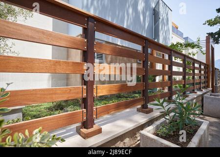 Recinzione trasparente in legno in una casa moderna Foto Stock