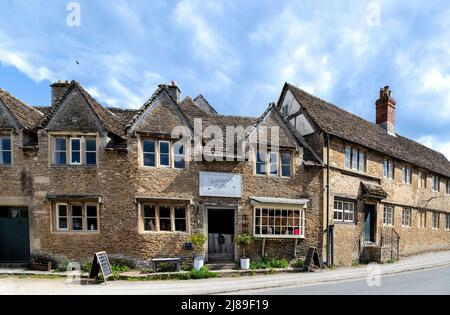 Antiche case in pietra e negozi nel centro storico di Lacock Village, Cotswolds, Wiltshire, Inghilterra, Gran Bretagna. Foto Stock