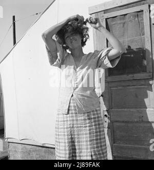 In un campo di carote pullers' vicino a Holtville, Imperial Valley, California. Donna di Broken Row, Oklahoma. Foto Stock