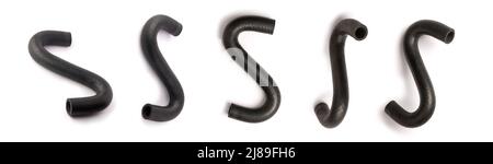 tubi flessibili per auto, tubi flessibili per motori a forma di s realizzati in gomma sintetica rinforzata isolata su sfondo bianco, presi in diverse angolazioni Foto Stock