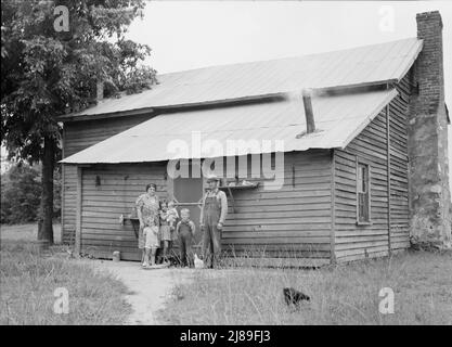 Gli sharrecropper del tabacco e la famiglia nella parte posteriore della loro casa. Contea di Person, North Carolina. Foto Stock