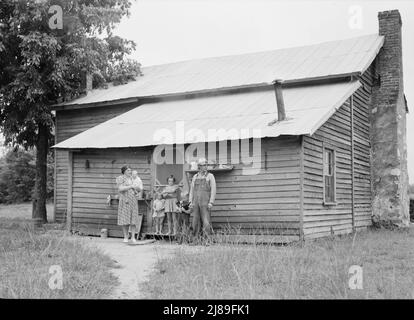 [Untitled, possibilmente relativo a: Sharecropper del tabacco e alla sua famiglia alla parte posteriore della loro casa che mostra la porta della cucina, l'apparecchiatura domestica, il percorso del piede al fienile. Person County, North Carolina]. Foto Stock