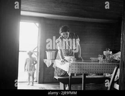 Moglie di tabacco sharecropper in cucina di casa. Contea di Person, North Carolina. Foto Stock