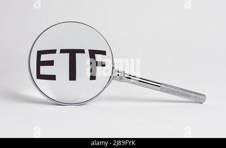 Concetto di analisi ETF. Parola attraverso lente di ingrandimento. Foto di alta qualità Foto Stock