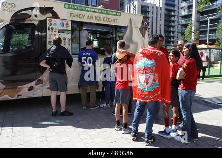 Londra, Inghilterra, 14th maggio 2022. I fan di Liverpool e Chelsea si accanono a prendere un gelato prima della partita della Emirates fa Cup al Wembley Stadium di Londra. Il credito d'immagine dovrebbe leggere: Paul Terry / Sportimage Foto Stock