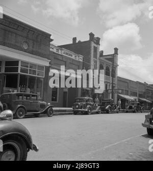 Fayetteville Street a Siler City, Carolina del Nord. [Ufficio di J.C. Gregson, negozio che vende radio Philco, The Hadley Hotel, Teague's Coffee Shop]. Foto Stock