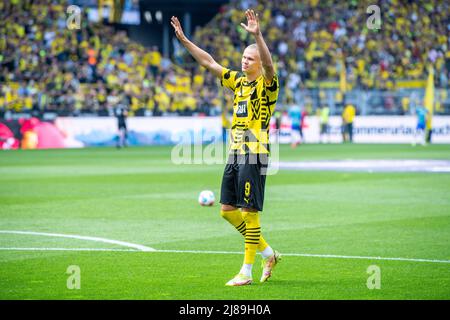 Dortmund, Germania. 14th maggio 2022. Calcio: 1st Bundesliga, Borussia Dortmund - Hertha BSC, Matchday 34, Signal-Iduna-Park: L'Erling Bride Haaland di Dortmund è un'onda per i fan. Credit: David Inderlied/dpa - NOTA IMPORTANTE: In conformità con i requisiti della DFL Deutsche Fußball Liga e della DFB Deutscher Fußball-Bund, è vietato utilizzare o utilizzare fotografie scattate nello stadio e/o della partita sotto forma di immagini di sequenza e/o serie di foto video-simili./dpa/Alamy Live News Foto Stock