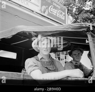 Giovane Caroliniano del Nord in Ford vecchia. Non fattoria. "Lavora per i salari." Presso la stazione di rifornimento di Tuck. Contea di Person, North Carolina. Foto Stock