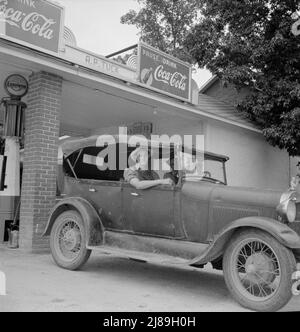 Giovane Caroliniano del Nord in Ford vecchia. Non fattoria. "Lavora per i salari." Presso la stazione di rifornimento di Tuck. Contea di Person, North Carolina. Foto Stock