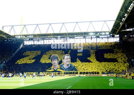 DORTMUND, GERMANIA - MAGGIO 14: Die gelbe Wand dei sostenitori di Borussia Dortmund durante il 1. Bundesliga partita tra Borussia Dortmund e Hertha BSC al Signal-Iduna-Park il 14 maggio 2022 a Dortmund, Germania (Foto di Joris Verwijst/Orange Pictures) Foto Stock