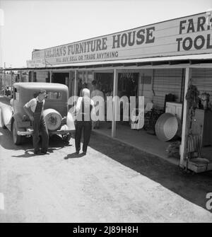 Periferia di Fresno. Sulla U.S. 99. Molte piccole aziende e negozi di seconda dimensione su US 99. Si avvicina a Fresno. [Segno: 'La casa di mobilia del Kaljian - comprerà, venderà o commerci qualche cosa - Stoves, attrezzi di fattoria ']. Foto Stock