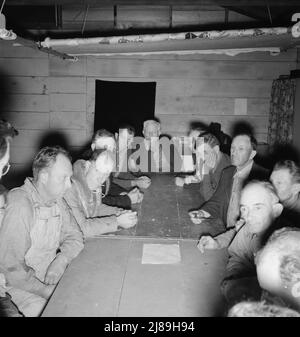 [Untitled, possibilmente collegato a: Farm Security Administration (FSA) campo per i lavoratori agricoli migratori. Farmersville, California. Riunione del consiglio del campo]. Foto Stock