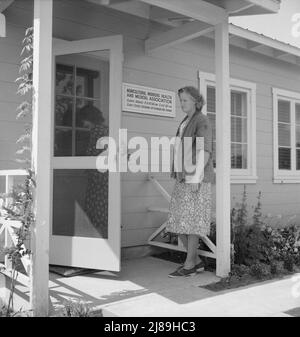 Aeroporto di Tulare County, Farmersville, California. Farm Security Administration (FSA) campo per i lavoratori agricoli migratori. Entrare in clinica dell'Associazione sanitaria e medica dei lavoratori agricoli (FSA) per l'aiuto dell'infermiere con il bambino malato. La donna anziana dice: "Sono solo un vicino e mi dispiace davvero per loro". Foto Stock