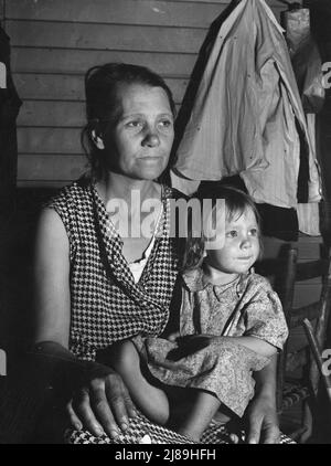 Aeroporto di Tulare County. Farm Security Administration Camp (FSA) per i lavoratori agricoli migratori a Farmersville. Madre e bambino, vengono in California dall'Oklahoma. Hanno sei figli di età compresa tra i due e i diciannove anni. La madre ha finito l'ottavo grado a scuola. Lasciarono la loro agricoltura a Chicasha nell'autunno del 1936 per andare in Arizona a raccogliere il cotone. Tornarono in Oklahoma per riprovare; fallì e rientrarono in California il 27 febbraio 1938 per scegliere i piselli sotto un contraente del lavoro. Il padre è presidente del consiglio del campo. Foto Stock