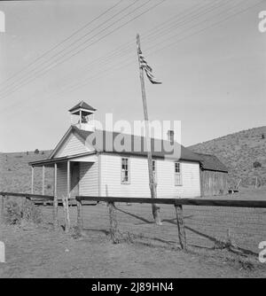 La scuola della contea dell'Oregon orientale nella radura nel cespuglio di salvia. Sono iscritti sette alunni. Tra Pleasant Valley e Durkee, Baker County, Oregon. Foto Stock