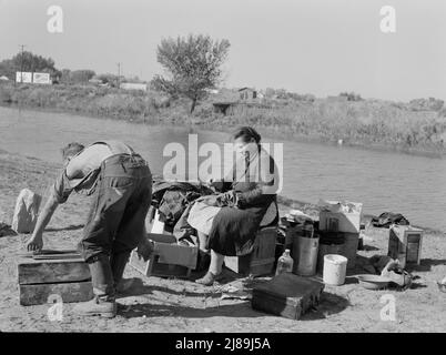 Pulizia della famiglia migrante. Vicino a vale, contea di Malheur, Oregon. Foto Stock