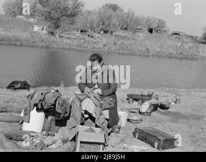 Madre di cucire famiglia migrante. Vicino a vale, contea di Malheur, Oregon. Foto Stock