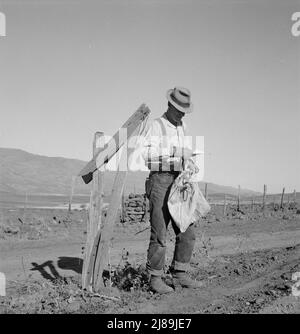 Agricoltore che ottiene la posta del mattino. GEM County, Idaho. Foto Stock