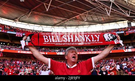 Londra, Regno Unito. 14th maggio 2022. Un fan di Liverpool tiene una sciarpa Bill Shankly mentre canta che non potrai mai camminare da solo durante la partita finale della fa Cup tra Chelsea e Liverpool al Wembley Stadium il 14th 2022 maggio a Londra, Inghilterra. (Foto di Garry Bowden/phcimages.com) Credit: PHC Images/Alamy Live News Foto Stock