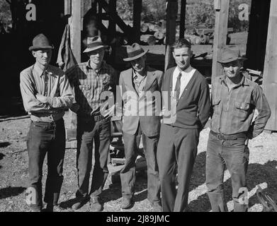 [Untitled, possibilmente collegato a: Uomini che lavorano nel mulino Ola self-help segheria co-op. GEM County, Idaho. Uomo nel centro posteriore in cappello nero è FSA (Farm Security Administration) supervisore della contea]. Foto Stock