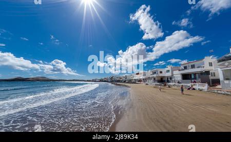 17 Febbraio 2022 Playa Ojos de Garza Canary Spagna, una piccola spiaggia accogliente al mare vicino all'aeroporto con case colorate vicino a cui la marea arriva in c Foto Stock