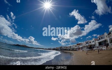 17 Febbraio 2022 Playa Ojos de Garza Canary Spagna, una piccola spiaggia accogliente al mare vicino all'aeroporto con case colorate vicino a cui la marea arriva in c Foto Stock