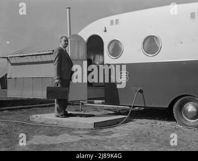 Il medico arriva in campo, su precedente appuntamento con l'infermiera. Visto entrare nella clinica mobile del rimorchio. Merrill, contea di Klamath, Oregon, FSA (Farm Security Administration) campo. Foto Stock