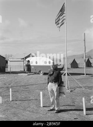 Il gestore del campo all'ingresso del campo. Merrill, contea di Klamath, Oregon. FSA (Farm Security Administration). Trailer della clinica mostrato oltre. Foto Stock