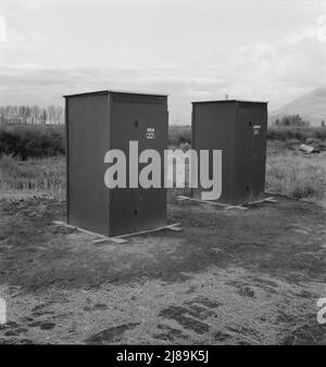 Ventiquattro bagni portatili, attrezzature per campi mobili (FSA - Farm Security Administration). Merrill, contea di Klamath, Oregon. [Uomini a sinistra, donne a destra]. Foto Stock