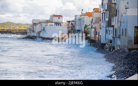 17 Febbraio 2022 Playa Ojos de Garza Canary Spagna, una piccola spiaggia accogliente al mare vicino all'aeroporto con case colorate vicino a cui la marea arriva in c Foto Stock