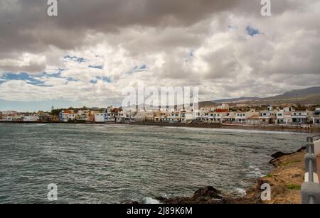 17 Febbraio 2022 Playa Ojos de Garza Canary Spagna, una piccola spiaggia accogliente al mare vicino all'aeroporto con case colorate vicino a cui la marea arriva in c Foto Stock