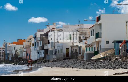 17 Febbraio 2022 Playa Ojos de Garza Canary Spagna, una piccola spiaggia accogliente al mare vicino all'aeroporto con case colorate vicino a cui la marea arriva in c Foto Stock