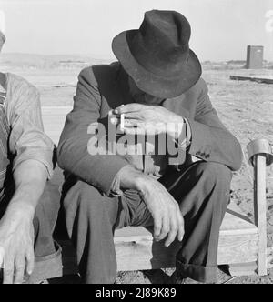 Era agricoltore del Nebraska, ora lavoratore agricolo migrante in Occidente. Merrill, contea di Klamath, Oregon. Foto Stock