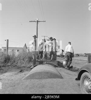 Pompa cittadina di Tulelake al cantiere ferroviario. Tulelake, contea di Siskiyou, California. Oltre 1500 persone dipendono da acqua trainato per bere tutto l'anno. Durante la raccolta delle patate, questa pompa serve anche i raccoglitori migratori. Foto Stock