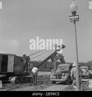 [Foto senza titolo, possibilmente relativa a: Washington, D.C. preparare il terreno per la costruzione di edifici di emergenza su Independence Avenue]. Foto Stock