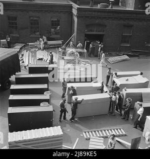 [Untitled photo, possibilmente collegato a: Washington, D.C. gli operai e i carpentieri del governo degli Stati Uniti che fanno le casse per gli armadietti di acciaio e preparano loro per la spedizione nella parte posteriore dell'edificio del Auditor a 14th Street e Independence Avenue]. Foto Stock