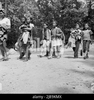 Bear Mountain, New York. Attività interrazziali a Camp Fern Rock, dove i bambini sono aiutati dal Servizio del campo Metodista. I campeggiatori ritornano da un'escursione di una giornata. Foto Stock