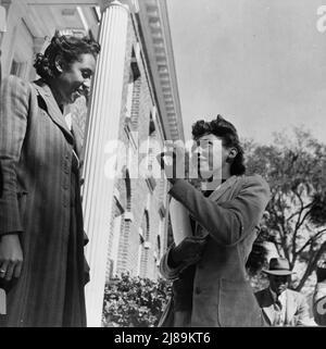 Daytona Beach, Florida. College di Bethune-Cookman. Due insegnanti che hanno una conversazione sulle fasi dell'amministrazione. Foto Stock