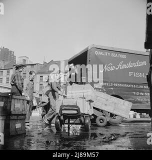 New York, New York. Scatole di carico di pesce da spedire in hotel e ristoranti presso il mercato del pesce di Fulton. Foto Stock