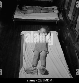 New Britain, Connecticut. Un centro di assistenza bambini aperto il 15 settembre 1942 per trenta bambini, di età compresa tra due e cinque anni, di madri impegnate nell'industria bellica. Orario: Dalle 6:30 alle 6:00, sei giorni alla settimana. Periodo di riposo. Foto Stock