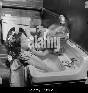 New Britain, Connecticut. Un centro di assistenza bambini aperto il 15 settembre 1942, per trenta bambini, di età compresa tra due e cinque anni, di madri impegnate nell'industria bellica. Orario: Dalle 6:30 alle 6:00, sei giorni alla settimana. Lavaggio per il pranzo. Foto Stock