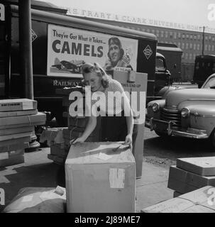 New Britain, Connecticut. La sig.ra Ida Hicks, lituana, ventotto anni, impiegata presso l'American Railway Express Company, smistando i pacchi, pesandoli, ecc., guadagna settantanove e mezzo centesimi all'ora. In precedenza lavorava in un impianto di difesa. Foto Stock