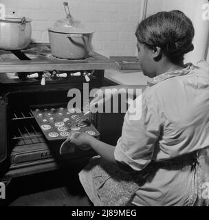 New Britain, Connecticut. Un centro di assistenza bambini aperto il 15 settembre 1942, per trenta bambini, di età compresa tra due e cinque anni, di madri impegnate nell'industria bellica. Orario: Dalle 6:30 alle 6:00, sei giorni alla settimana. I biscotti dietici da forno. Foto Stock