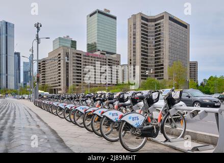 Biciclette pubbliche a noleggio nel parcheggio di fronte al Crowne Plaza Hotel: Mosca, Russia - 11 maggio 2022 Foto Stock