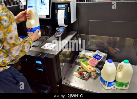 Donna che acquista shopping al check-out self-service fino al supermercato Aldi, Regno Unito Foto Stock