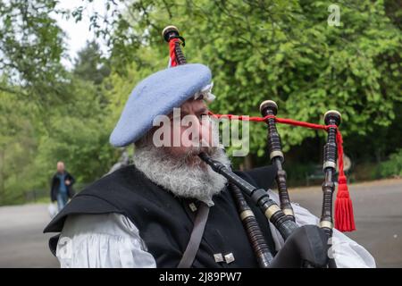 Glasgow, Scozia, Regno Unito. 14th maggio 2022. I sostenitori scozzesi dell'indipendenza marciano dal Kelvingrove Park attraverso il centro della città per un raduno in George Square. L'evento è stato organizzato dal gruppo All Under One Banner. Credit: SKULLY/Alamy Live News Foto Stock