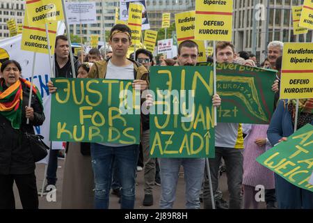 Berlino, Germania. 14th maggio 2022. Diversi gruppi si sono riuniti a Berlino per protestare contro l'occupazione turca e l'imperialismo americano il 14 maggio 2022. I manifestanti gridavano slogan come "sown with fascism and imperialism”. Inoltre, una bandiera del partito operaio Kurdistan (PKK) membro fondatore, Abdullah Oecalan, è stato tenuto da un protester al rally. (Foto di Michael Kuenne/PRESSCOV/Sipa USA) Credit: Sipa USA/Alamy Live News Foto Stock