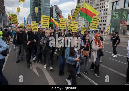 Berlino, Germania. 14th maggio 2022. Diversi gruppi si sono riuniti a Berlino per protestare contro l'occupazione turca e l'imperialismo americano il 14 maggio 2022. I manifestanti gridavano slogan come "sown with fascism and imperialism”. Inoltre, una bandiera del partito operaio Kurdistan (PKK) membro fondatore, Abdullah Oecalan, è stato tenuto da un protester al rally. (Foto di Michael Kuenne/PRESSCOV/Sipa USA) Credit: Sipa USA/Alamy Live News Foto Stock