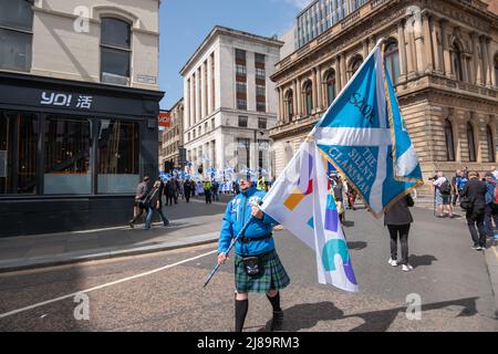 Glasgow, Scozia, Regno Unito. 14th maggio 2022. I sostenitori scozzesi dell'indipendenza marciano dal Kelvingrove Park attraverso il centro della città per un raduno in George Square. L'evento è stato organizzato dal gruppo All Under One Banner. Credit: SKULLY/Alamy Live News Foto Stock